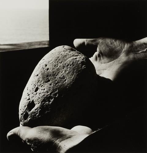 Lucien Hervé - Les mains de Le Corbusier avec un galet, Cap Martin-Roquebrune