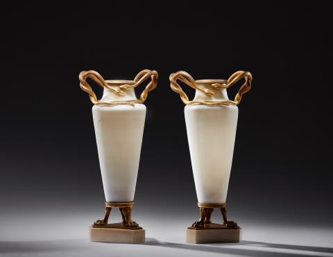  Werner & Mieth - Paar klassizistische Vasen