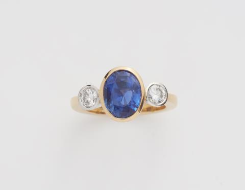 René Kern - A German 18k gold diamond and natural sapphire three stone ring.