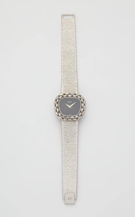 Piaget - A 18k white gold quartz Piaget ladies wristwatch.
