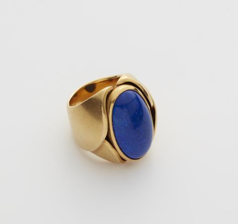 Wilhelm Nagel - A solid forged 18k gold and lapis lazuli cabochon ring.