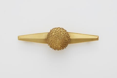 Wilhelm Nagel - A German 18k gold granulation bar brooch.