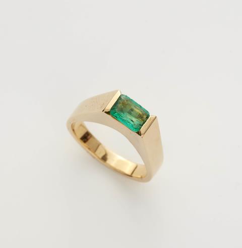 Elisabeth Treskow - A German 18k gold and emerald ring.