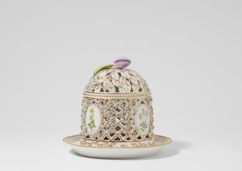  Royal Porcelain Manufacture Copenhagen - A Royal Copenhagen Flora Danica ice cloche on stand