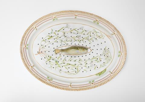  Royal Porcelain Manufacture Copenhagen - A Royal Copenhagen Flora Danica fish drainer