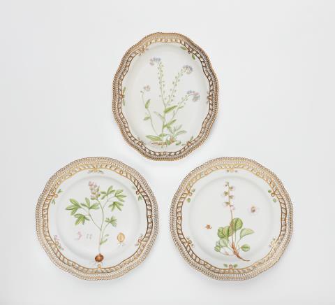  Königliche Porzellanmanufaktur Kopenhagen - Zwei runde und eine ovale Flora Danica-Servierplatte mit durchbrochenem Rand