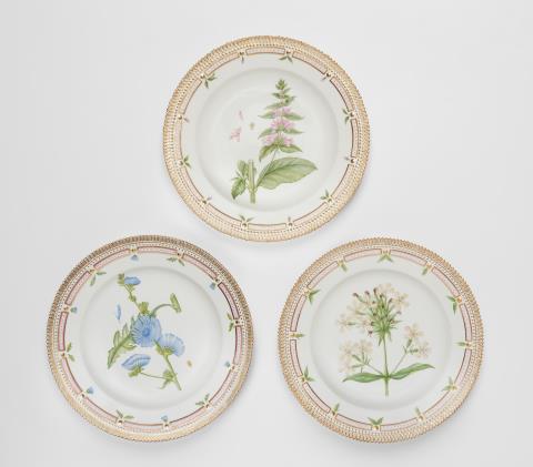  Royal Porcelain Manufacture Copenhagen - Three Royal Copenhagen Flora Danica dinner plates