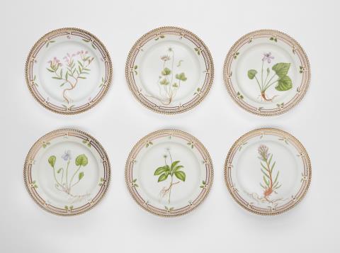  Royal Porcelain Manufacture Copenhagen - Six Royal Copenhagen Flora Danica dessert plates