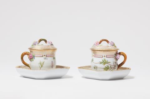  Königliche Porzellanmanufaktur Kopenhagen - Zwei Flora Danica-Deckeltassen auf eckigen Untertassen