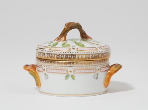  Royal Porcelain Manufacture Copenhagen - A Royal Copenhagen Flora Danica sugar box and cover