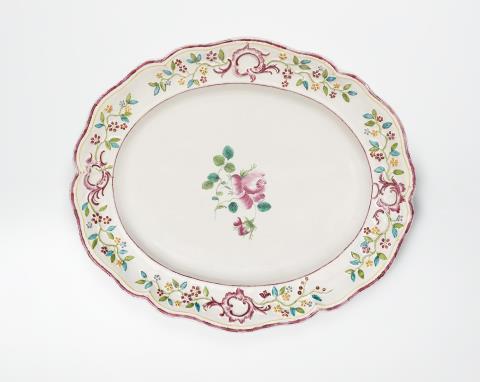  Bayreuth - A Bayreuth faience platter with moulded edge