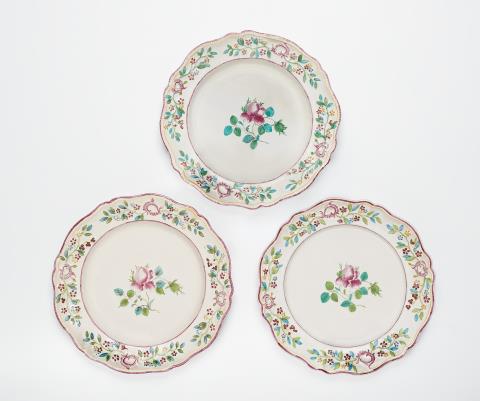  Bayreuth - Three Bayreuth faience plates with rose sprigs