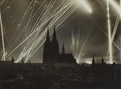 Anonym - Leuchtspurmunition, schießende Flak und Scheinwerfer während eines Fliegerangriffs auf Köln
