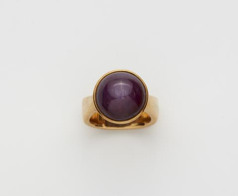 Paul Günther  Hartkopf - A German 18k gold and star ruby cabochon ring.