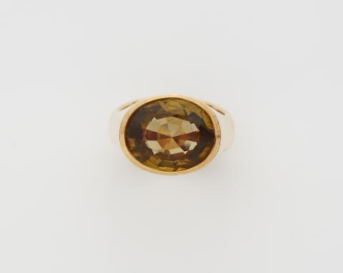 Paul Günther  Hartkopf - A German 18 kt gold and brown circon ring.