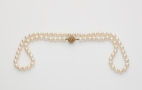 Paul Günther  Hartkopf - A German cultured pearl necklace with an 18k gold and opal ball clasp.