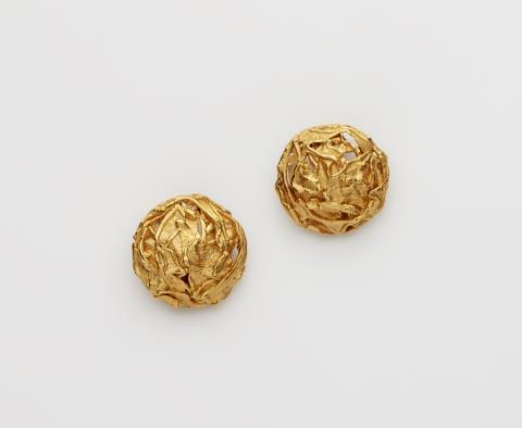 Paul Günther  Hartkopf - A pair of German textured 20k gold clip earrings.
