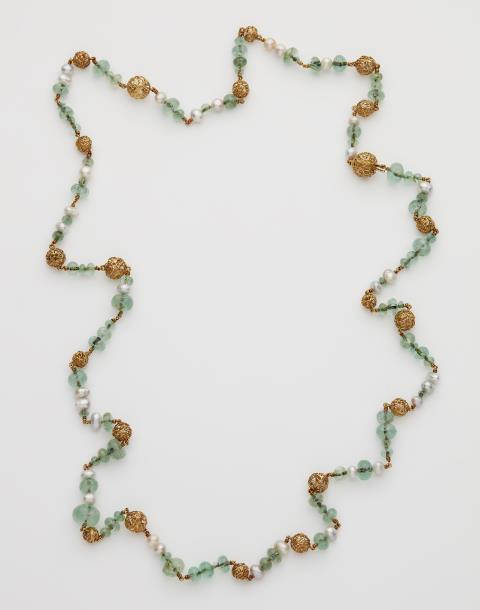 Paul Günther  Hartkopf - A German 18k gold filigree, emerald and freshwater pearl sautoir necklace.