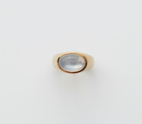 Paul Günther  Hartkopf - A German 18 kt gold and moonstone cabochon band ring.