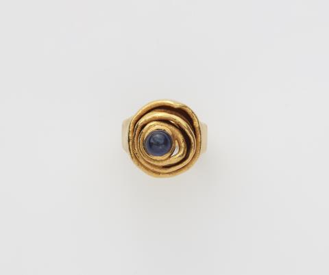 Max Pollinger - A German forged 21k gold and sapphire cabochon ring.