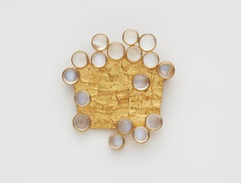Paul Günther  Hartkopf - A German 18k gold and moonstone brooch.