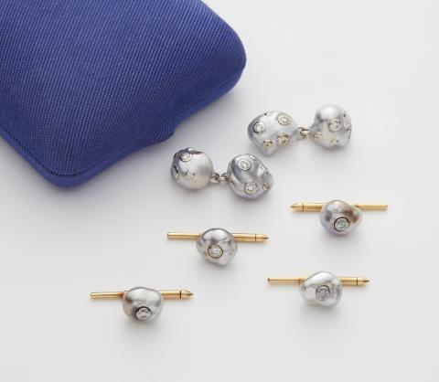 Karl Friedrich - An 18k gold, grey baroque pearl and diamond dress set consisting of four shirt buttons and a pair of cufflinks.