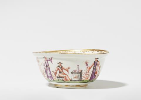 A Meissen porcelain tea bowl with chinoiserie decor
