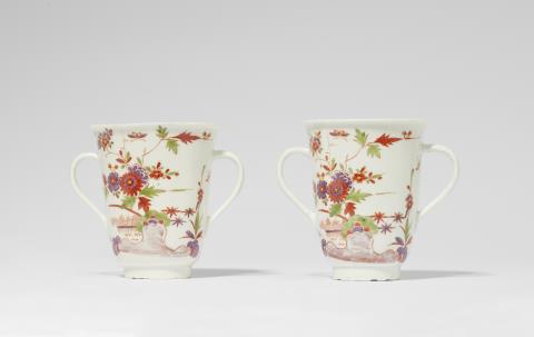 Manufaktur Claudius Innocentius Du Paquier Wien - A rare pair of porcelain beakers with Oriental flowers