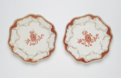 Paar Schüsseln aus dem Tafelservice für Friedrich II mit rotem Mosaikrand und indianischer Blume