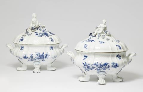 Johann Friedrich Eberlein - A pair of elegant Meissen porcelain tureens with "deutsche blumen"