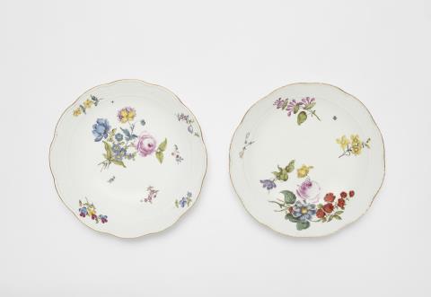  Meissen Royal Porcelain Manufactory - A pair of Meissen porcelain dishes with "German flower" decor