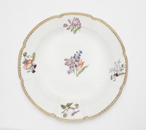 Johann Friedrich Eberlein - A Meissen porcelain platter from a dinner service with "woodcut" style flowers