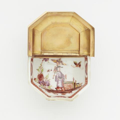 Johann Ehrenfried Stadler - A Meissen porcelain spice dish with Chinoiserie decor