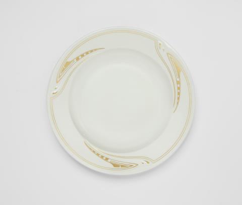 Henry Van De Velde - A Meissen porcelain dinner plate with gold "whiplash" design