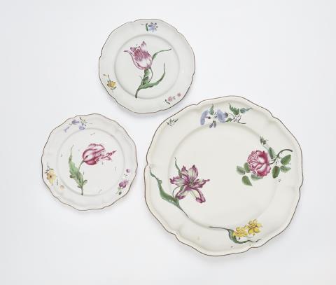  Strasbourg - A round Strasbourg faience platter and two plates with 'fleurs esseulées'