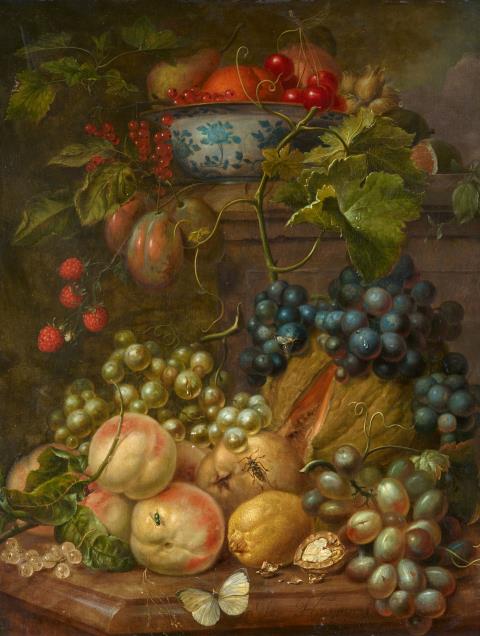 Niederländischer Meister des 18. Jahrhunderts - Früchtestillleben mit Pfirsichen, Trauben, Melone, Birnen, Johannisbeeren, Himbeeren, Pflaumen, Kirschen und einer Porzellanschale