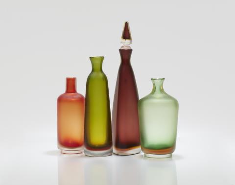  Venini & C. Murano - Vier Flaschen 'Inciso'
Venini & C., Murano, die Entwürfe Paolo Venini, 1950er Jahre, die Ausführungen 1960er Jahre und 1986.