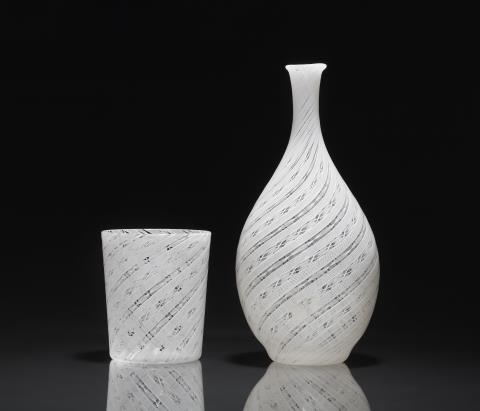  Venini & C. Murano - Eine Becher- und eine Enghals-Vase 'zanfirico'
Venini & C., der Entwurf Paolo Venini, zugeschrieben, um 1950, die Ausführungen später.