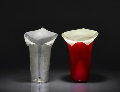  Venini & C. Murano - Zwei Vasen 'Calla'
Venini & C., Murano, der Entwurf Tyra Lundgren, um 1948, die Ausführungen 1981 und 2000.