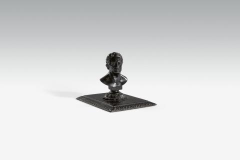  Eisengießerei Alfred Richard Seebaß, Berlin - A cast iron paperweight with a bust of Goethe