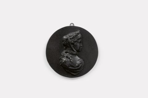  Königliche Eisengießerei Berlin - A round cast iron plaque with a portrait of Queen Luise
