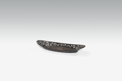Eisengießerei Saynerhütte - A cast iron wick trimmer plate with oak leaf relief