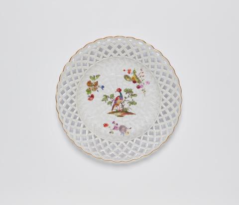  Meissen Königliche Porzellanmanufaktur - Dessertteller aus dem Tafel- und Dessertservice für König Friedrich II. mit indianischen Vögeln, Früchten und Blumen