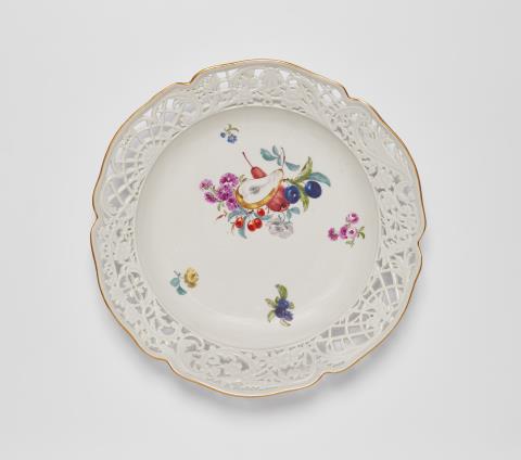 Meissen Königliche Porzellanmanufaktur - Dessertplatte mit Früchten und Blumen aus einem Service für König Friedrich II.