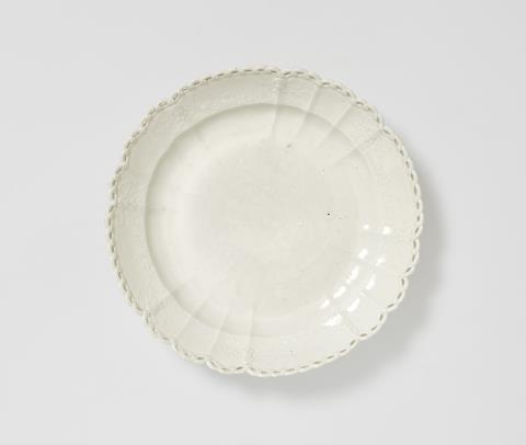 Johann Joachim Kaendler - A round white Meissen porcelain dish from the Vestunen service for King Friedrich II