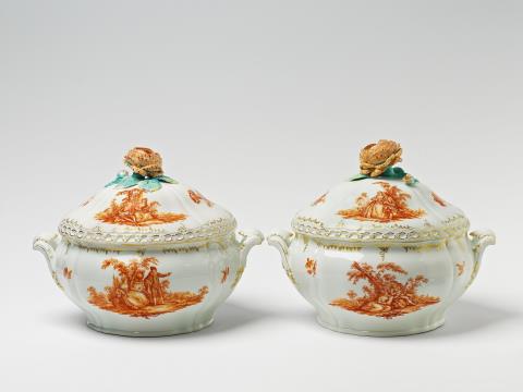 Königliche Porzellanmanufaktur Berlin KPM - A pair of round Berlin KPM porcelain tureens and covers with scenes after Watteau