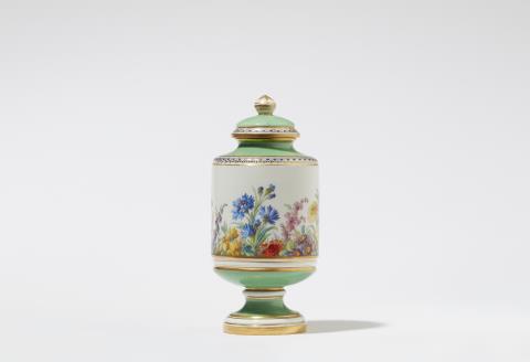 Königliche Porzellanmanufaktur Berlin KPM - A rare Berlin KPM porcelain tea caddy with "fleurs en terrasse"