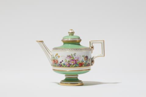 Königliche Porzellanmanufaktur Berlin KPM - A Berlin KPM porcelain teapot with "fleurs en terrasse"
