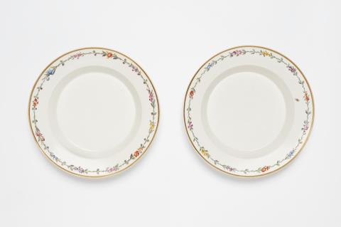 Königliche Porzellanmanufaktur Berlin KPM - Paar tiefe Teller aus einem königlichen Tafelservice