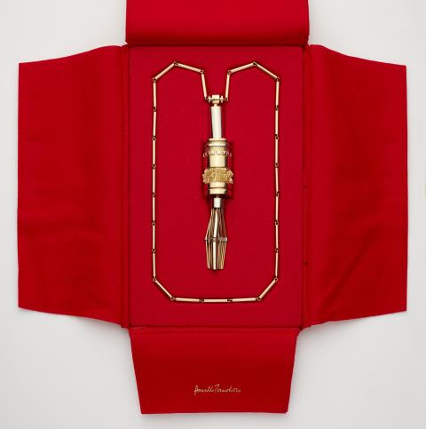 Arnaldo Pomodoro - An Italian one of a kind bicolour gold necklace with pendant.